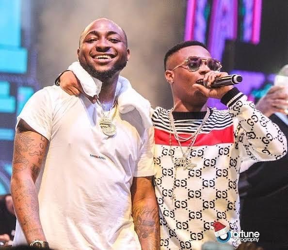 Wizkid (ufite indangururamajwi) yabwiye Davido ko iyo atagira umuryango ukize yavukiyemo nta wari kumumenya