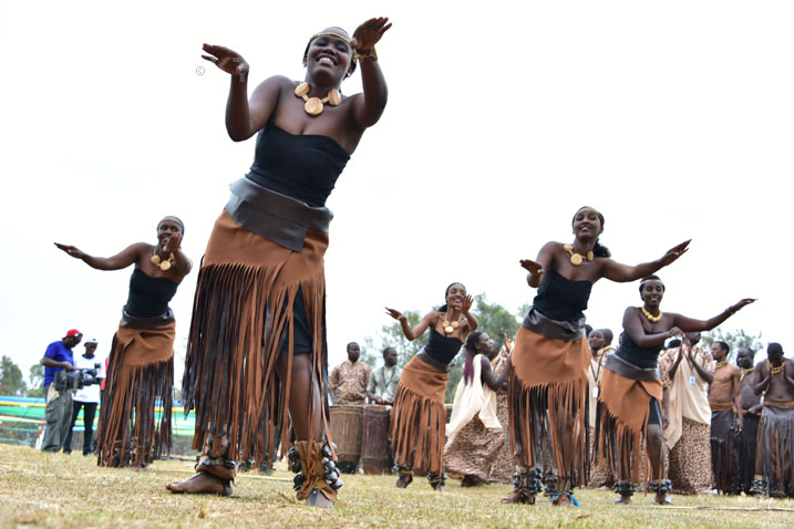 Aha naho bati uzaze iwacu urebe inyambo, aho amata avuna imitozo, iwabo w'abeza mu rwa Gasabo