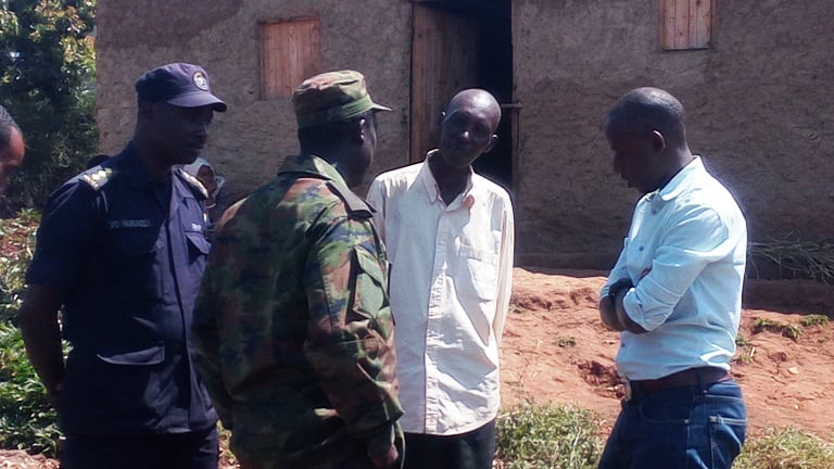 Ruzigamanzi wambaye ishati y'umweru avuga ko yinjiye mu gisirikare cya RPF Inkotanyi mu 1991