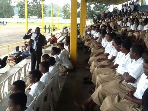 Depite Philibert Uwilingiyimana akangurira urubyiruko kwirinda ibiyobyabwenge.