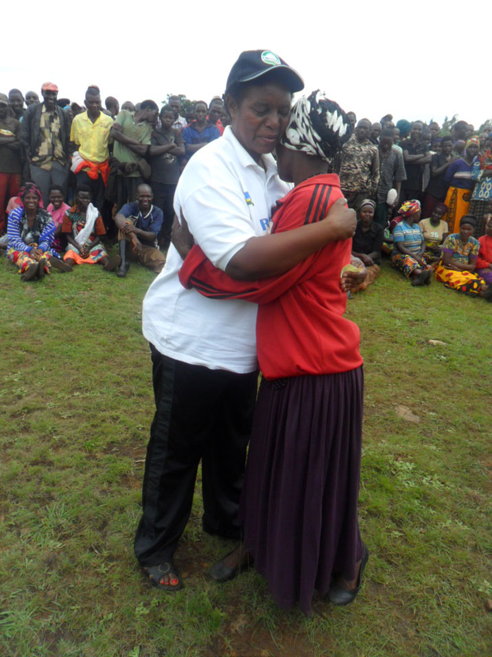 Depite Berthe Mujawamariya araramukanya n'umugore amaze gutombora mu gikorwa cy'inshuti mu kwigira.