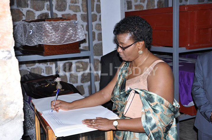 Depite Mukabalisa asaba ko ubuhamya kuri Jenoside bubikwa kugira ngo amateka atazibagirana.