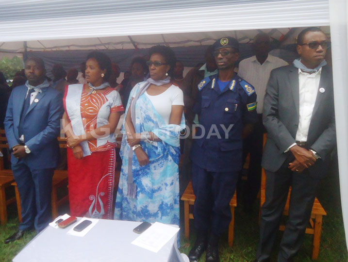 Depite Mukayuhi Rwaka Constance (hagati) yavuze ko uwibwira ko Jenoside yasubira aba ata umwanya kuko bidashoboka.