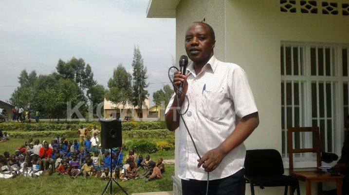 Depite Semasaka Gabriel asobanurira abanya-Rugarama ibijyanye no kuvugurura Itegeko Nshinga.