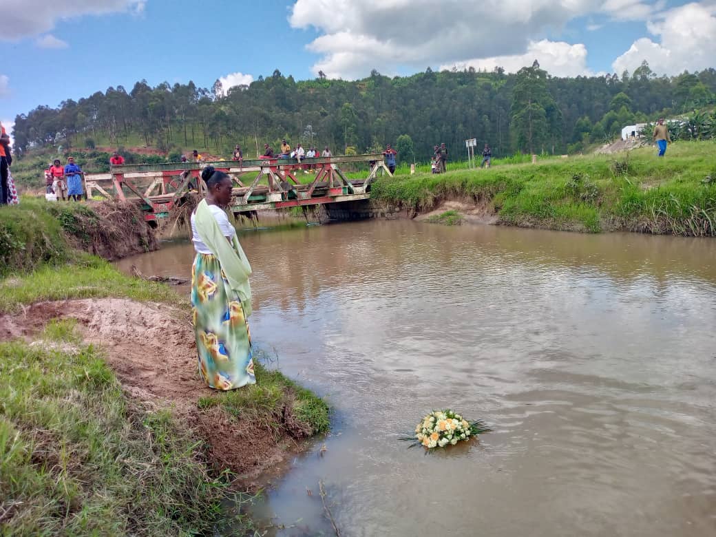 Depite Izabiriza ashyira indabo mu mugezi wa Kiryango wajugunywemo Abatutsi biciwe mu makomine ya Mukingi, Masango na Murama