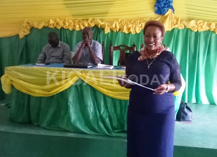 Depite Kayiranga Alfred Rwasa hamwe na Dep Mukabikino Jeanne Henriette baganira n'abaturage.