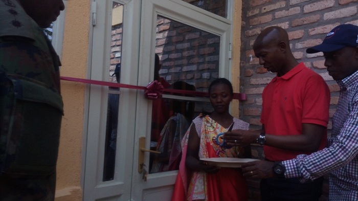 Depite Musa Fazil (wambaye umupira utukura) hamwe na Ange Sebutege, umuyobozi w