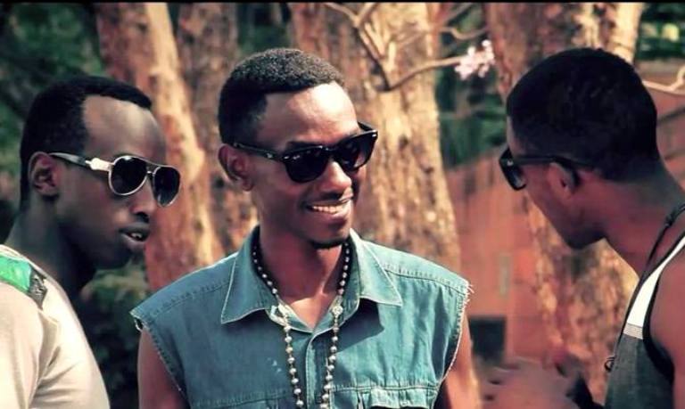 Derek Sano (wo hagati) avuga ko yambara amadarubindi arinda izuba yirinda imirasire y'izuba no kurimba (Photo Internet)