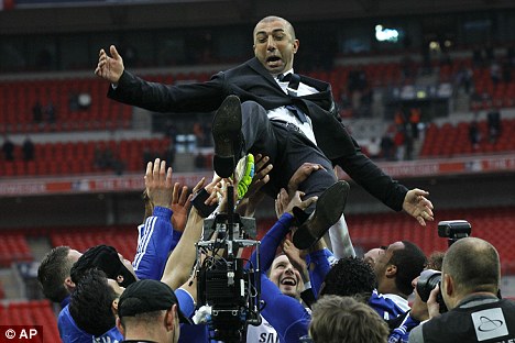 Abakinnyi ba Chelsea bashimira umutoza wabo, Di Mateo.