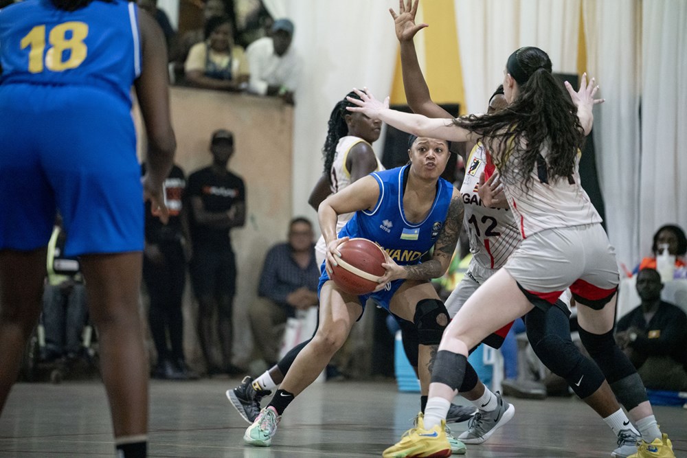 Diamond Richardson (ufite umupira) ukomoka muri Leta zunze Ubumwe za Amerika ari mu ikipe y