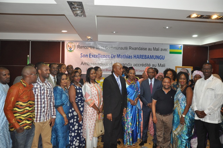 Diaspora y'u Rwanda muri Mali ubwo yakiraga Ambasaderi Harebamungu Mathias