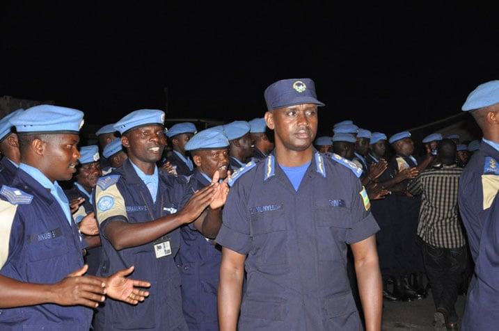 DIGP Dan Munyuza ari kunyura mu masibo yabo yumva uburyo bashyiraho morale.