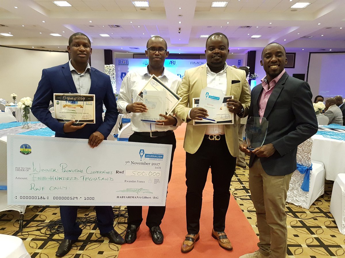 Abanyamakuru ba Kigali Today bahawe ibihembo, uhereye ibumoso: Malachie Hakizimana, Richard Kwizara, Muzogeye Plaisir na Gentil Gedeon Ntirenganya 