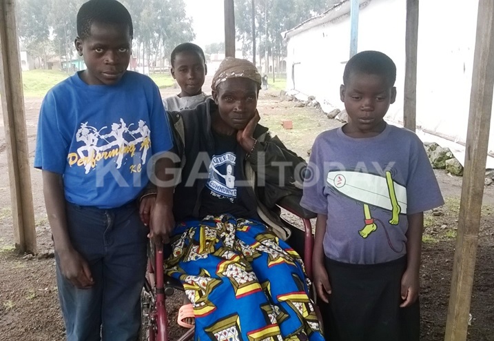 Donatila Uwabeza watashye n'abana be avuga ko yararambiwe kuba mu mashyamba.