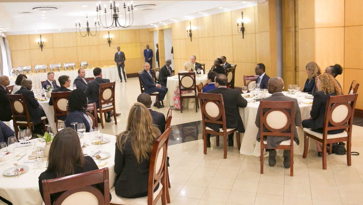 Perezida Kagame na Madame Jeannette Kagame basangiye ku meza n'abo bayobozi 