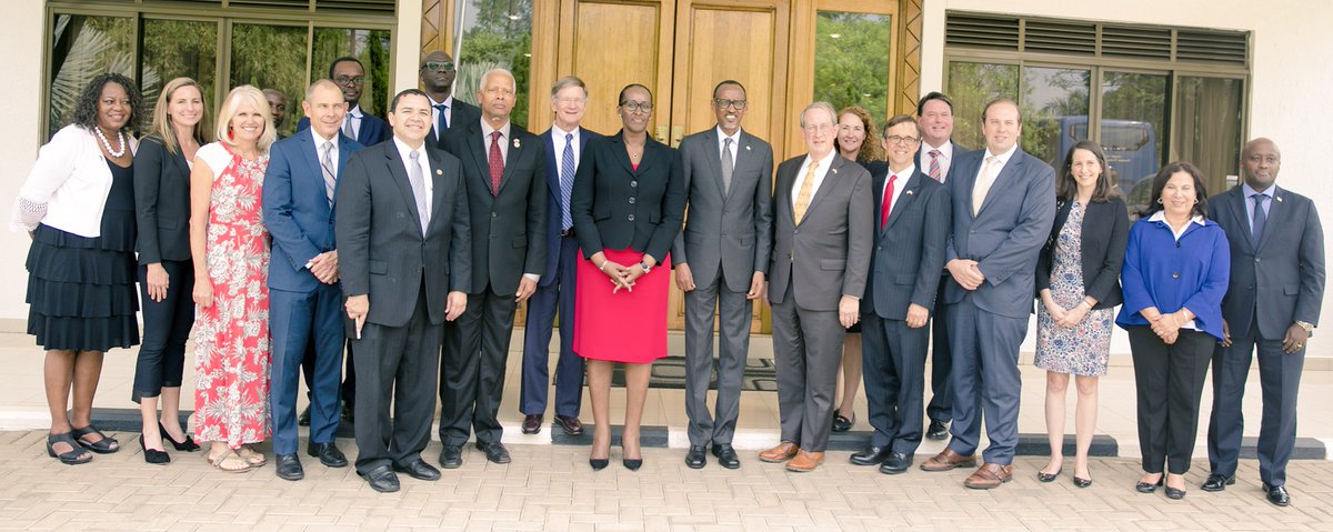 Bamwe mu bagize kongere ya Amerika bari bamaze iminsi mu Rwanda bahuye na Perezida Kagame na Madame Jeannette Kagame