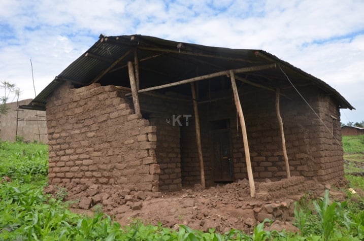 Dore uko amazu atuwemo mu mudugudu wa kibangira yasenyutse.