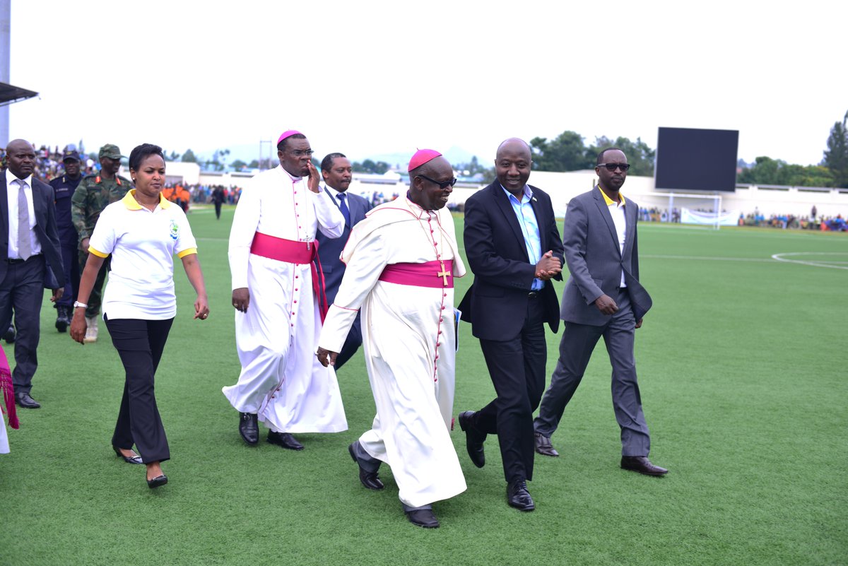 Abayobozi mu nzego zitandukanye bari bitabiriye isozwa ry'ihuriro ry'urubyiruko Gatolika ryaberaga i Rubavu 