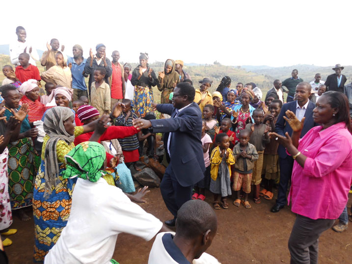 Dr Mukabaramba asaba abahejwe n'amateka gutiheza bagafatanya n'abandi mu rugamba rw'iterambere kdi ngo Leta izakomeza kubaba hafi.