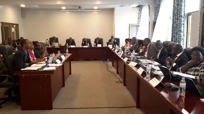 Dr James Kamanzi hamwe n'itsinda bari kumwe mu Nteko
