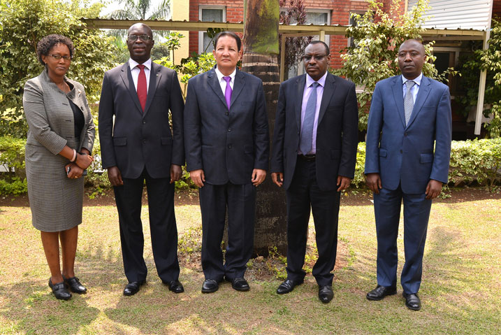 Dr Louis René Peter Larose hamwe na bamwe mu baminisitiri bo mu Rwanda.