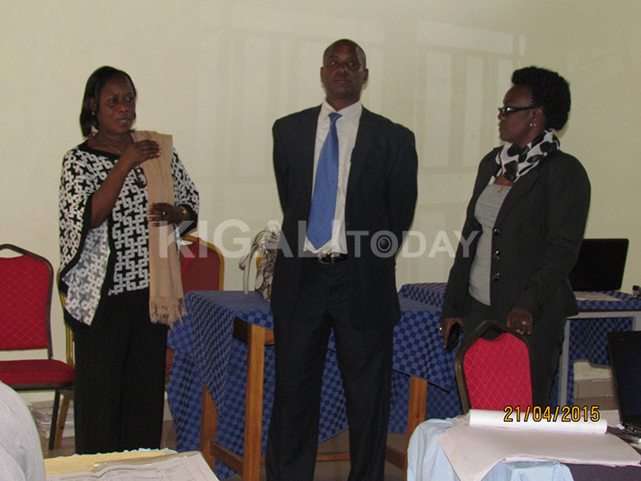 Dr Mukabaramba (ibumoso) yasabye Akarere ka Kayonza gukurikirana amafaranga y'abakozi bakayahabwa.