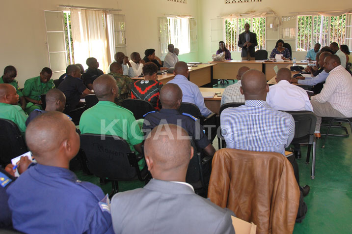 Abagize komite z'ubujurire mu Karere ka Kayonza bari mu biganiro na Dr Mukabaramba n'Ubuyobozi bw'ako karere.
