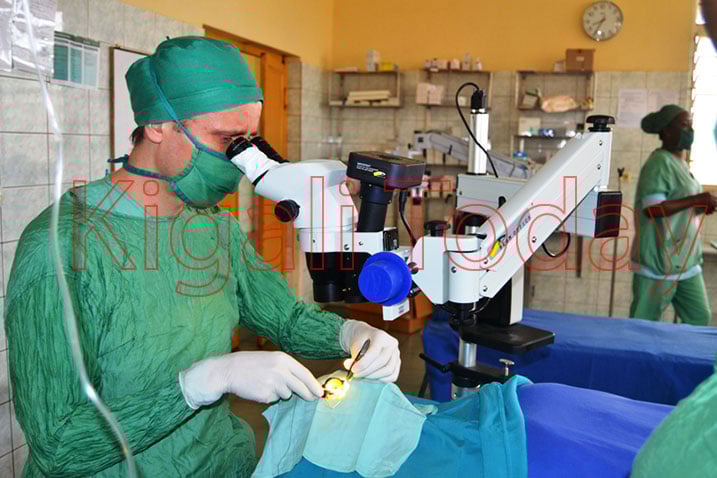 Dr Piet Noe, Umuyobozi w'ibitaro by'amaso bya Kabgayi abaga ijisho ry'umurwayi.