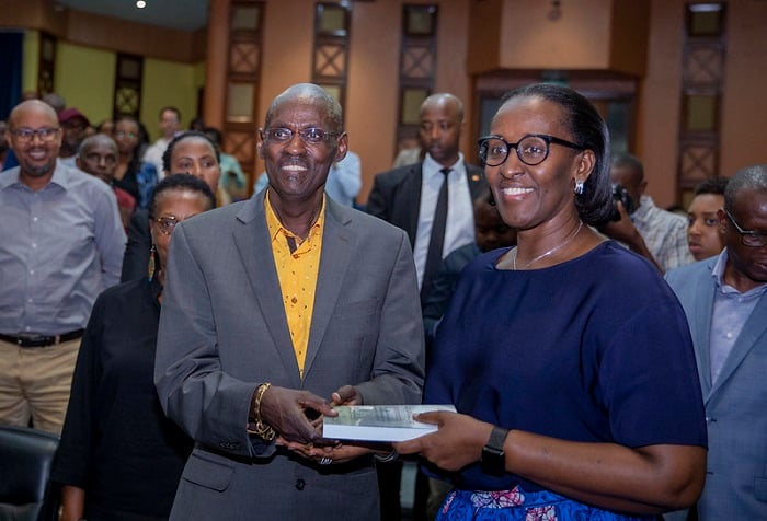 Dr. Gasana (ibumoso imbere) yamuritse igitabo kivuga ku butwari bw'Abanyabisesero