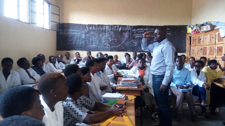 Dr. Irénée Ndayambaje, Umuyobozi Mukuru wa REB, asobanurira abarimu bo kuri GS St Nicolas Cyanika, ibijyanye n