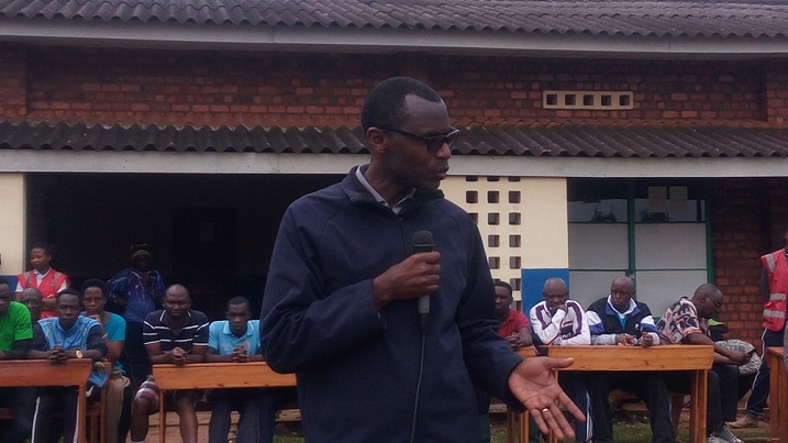 Dr. Papias Musafiri yasabye abatuye mu mazu ya Kaminuza i Huye kudategereza ko umuganda ari wo ubakiza ibihuru