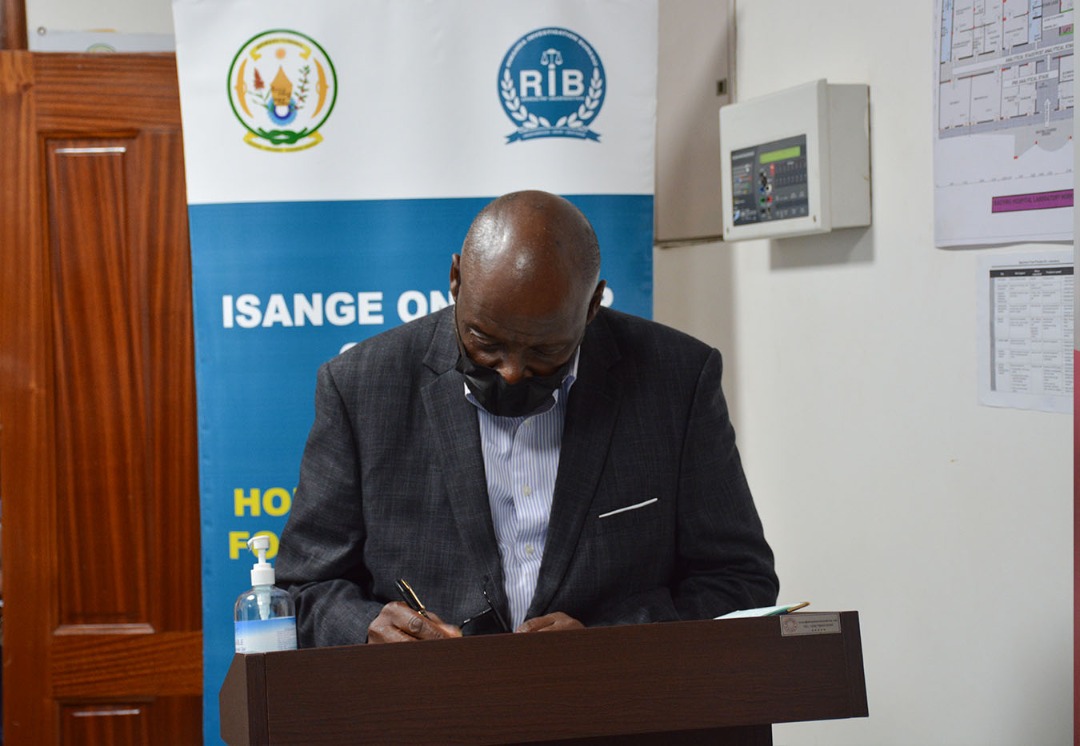 Dr. Parirenyatwa avuga ko uburyo abahohotewe bitabyabwaho muri Zimbabwe butandukanye cyane no mu Rwanda
