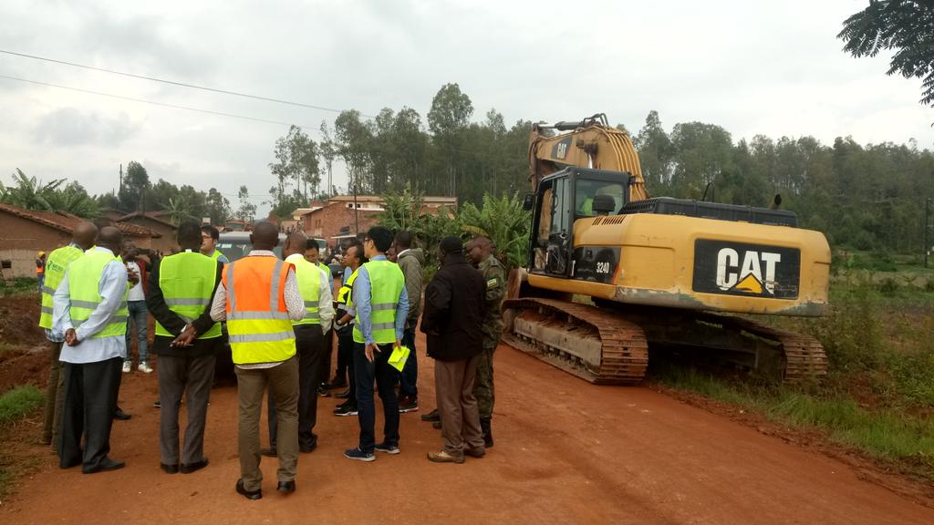 Mu gihe abatuye Nyaruguru amaso yaheze mu kirere, muri Gisagara ho barabyinira ku rukoma kuko izo kamyo zatangiye gukora umuhanda waho