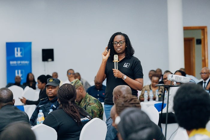 dDr Karusisiaganira n'abakiriya ba BK