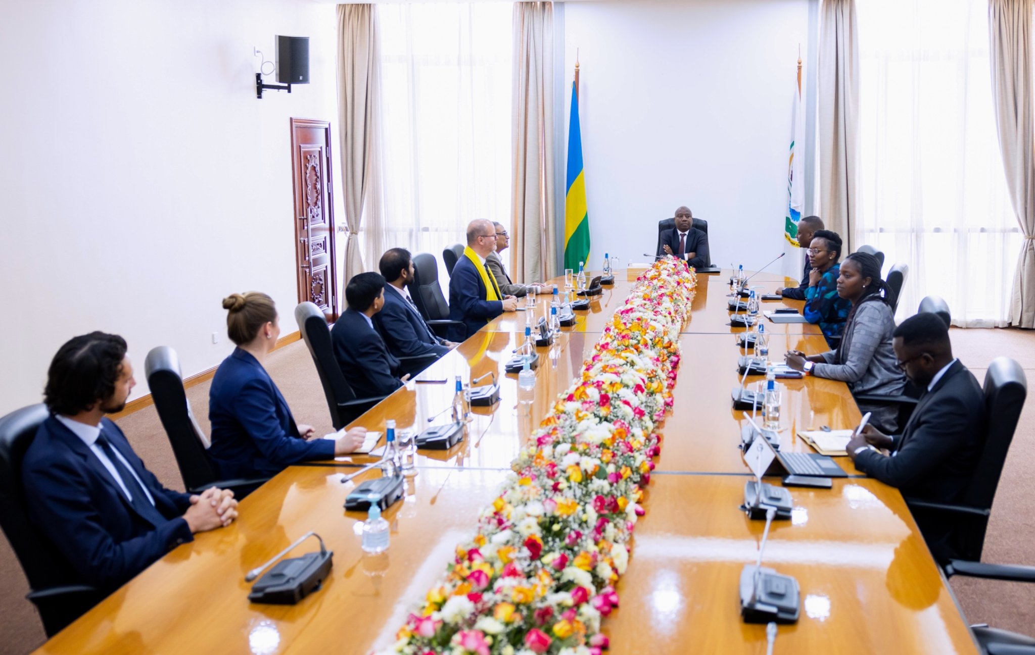 Minisitiri w'Intebe Dr. Ngirente yagiranye ibiganira na Dr. Rajesh Jain n'intumwa ayoboye mu ruzinduko rw'akazi bagirira mu Rwanda