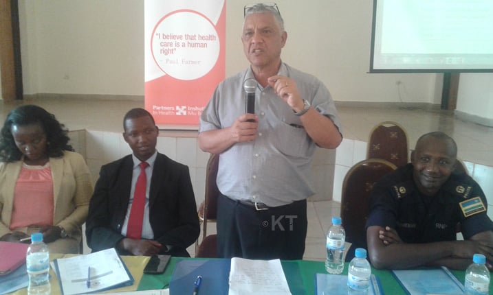 Dr Alex Coutinho umuyobozi wa Partners in Health arizeza abanyakirehe ishuri rikuru ry