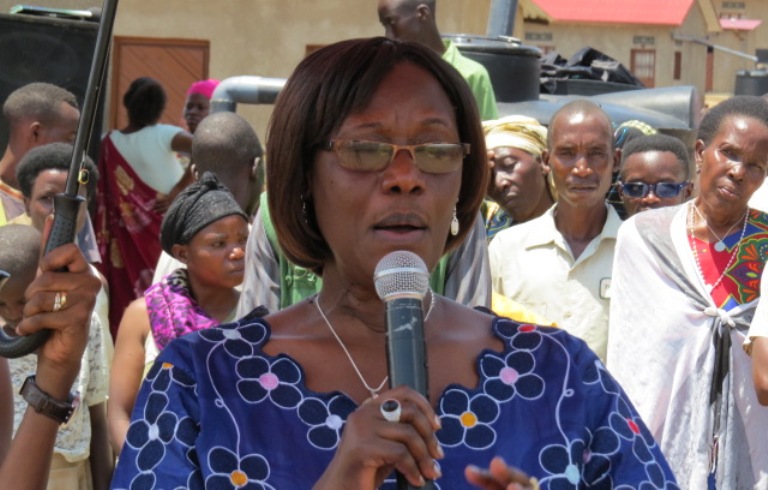Dr Alvera Mukabaramba asaba abahawe amazu kuyafata neza
