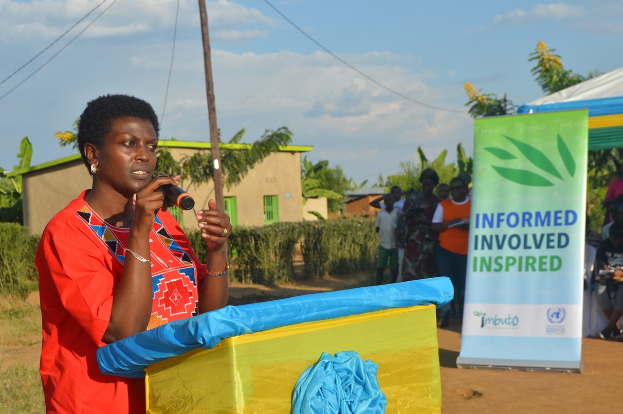 Dr Claudine Uwera Kanyamanza ageza ijambo ku bitabiriye iki gikorwa