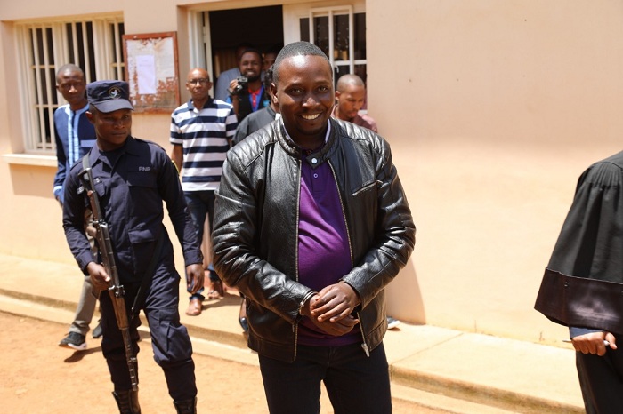 Dr Francis Habumugisha ushinjwa gutuka no gukubita umukobwa witwa Kamali Diane no kumumenera telefoni yarekuwe akazajya yitaba adafunze