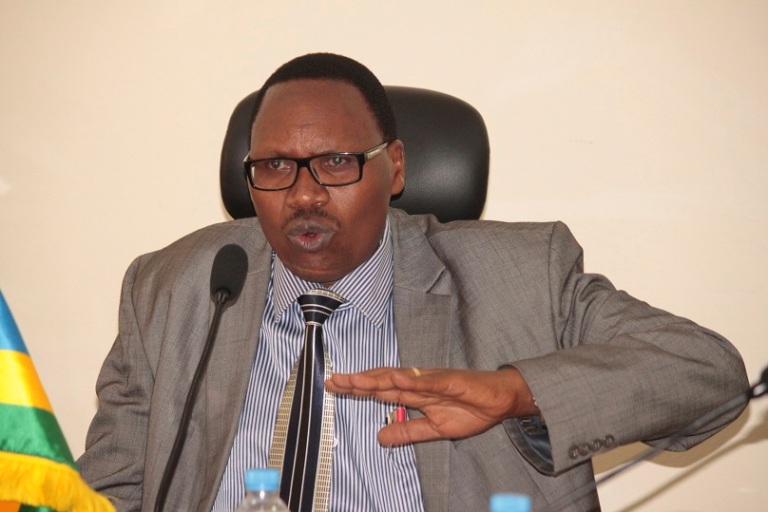 Dr Niyomugabo Cyprien umwarimu muri KIE akaba Intebe yInteko Nyarwanda yururimi n'umuco ngo impinduka ziravuna ariko ziramnyerwa.