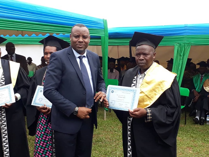 Dr Isaac Munyakazi yashyikirije impamyabushobozi abarimu n'abayobozi