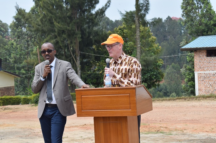 Dr Joel Mubiligi, umuyobozi wa Partners in Health mu Rwanda (ibumoso) ari kumwe n'uwashinze Umuryango Partners in Health (iburyo)
