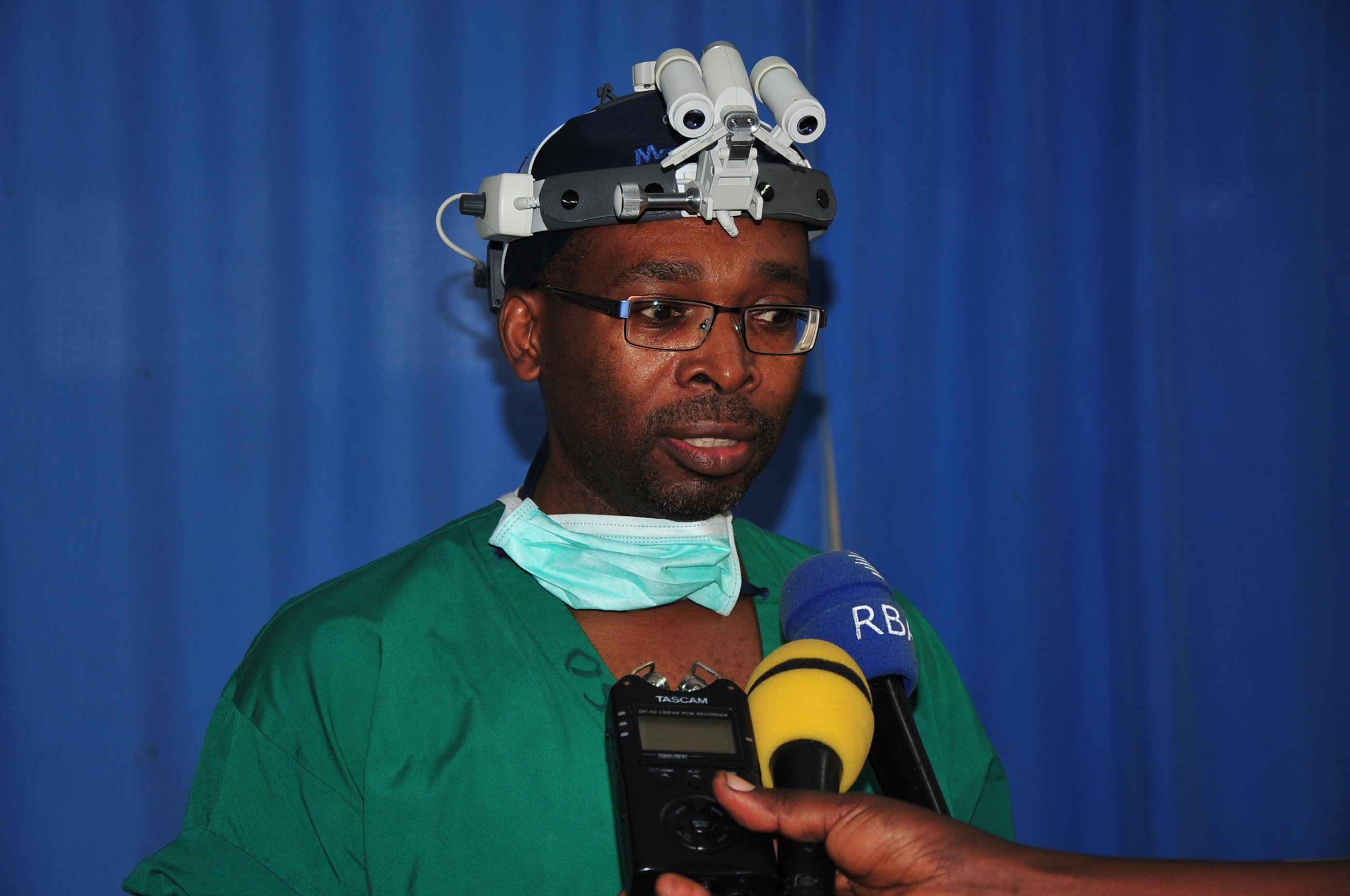 Dr Muneza Severien, umwe mu baganga bane b'Abanyarwanda b'inzobere mu kubaga mu mutwe