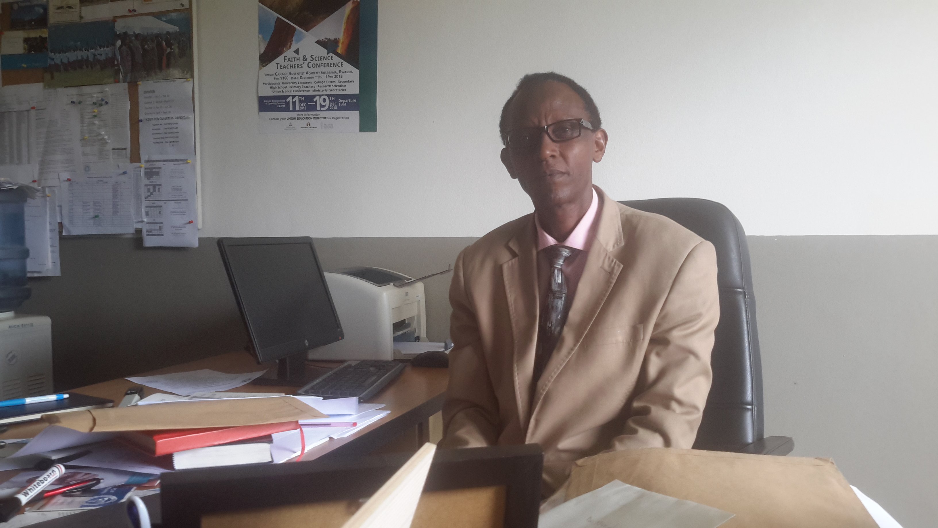 Dr Niyobuhungiro Aimable avuga ko bagendeye ku myemerere yabo batazigera bemerera umunyeshuri kwambara uko yishakiye