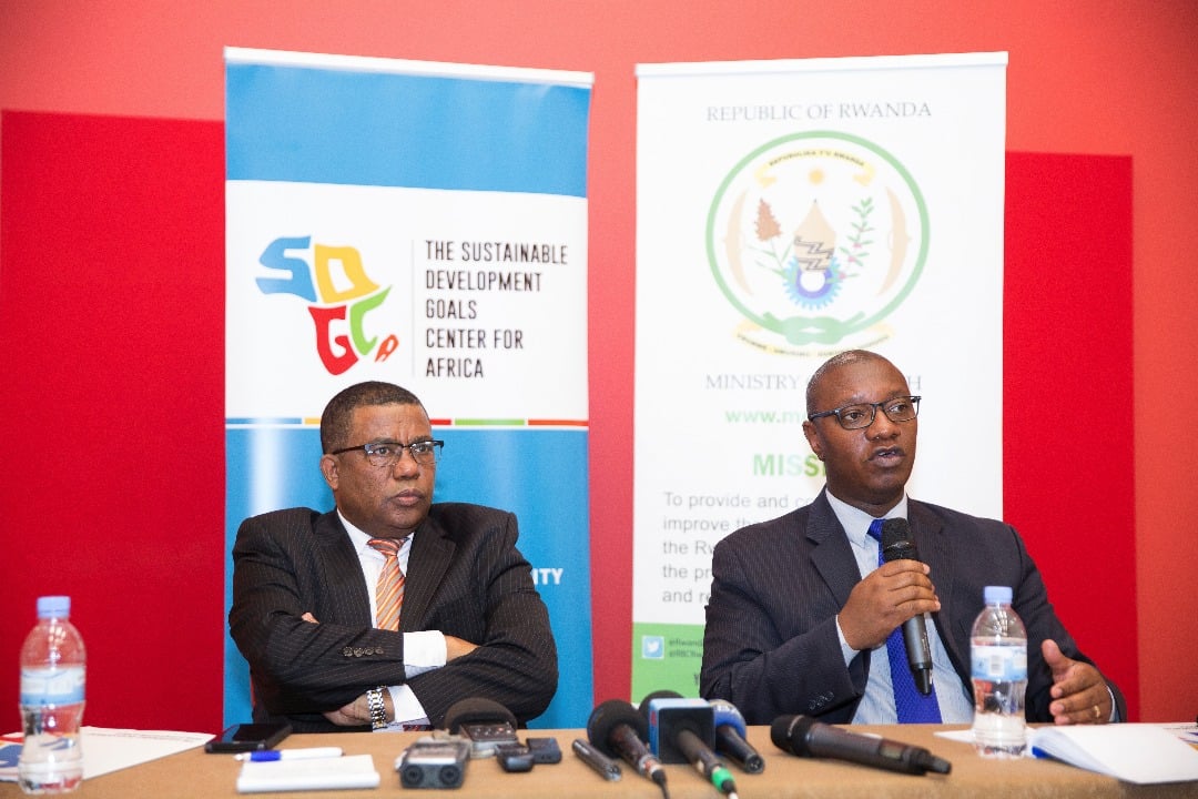  Dr Patrick Ndimubanzi (iburyo) na Dr Belay Begashaw, umuyoboozi wa SDGC mu kiganiro n'abanyamakuru