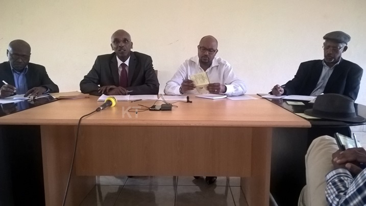 Dr Rwabuhihi Ezechias, umuyobozi wungirije wa Ibuka n'abanyamuryangi ba ACPCR bakangurira Abanyarwanda gukurikirana imanza z'aba bagabo.