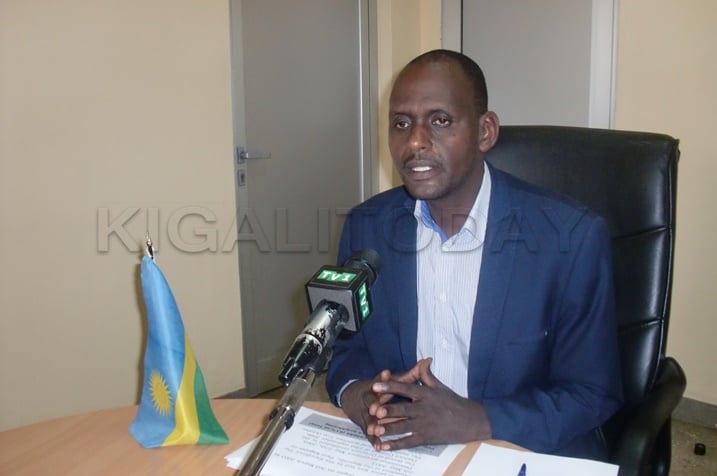 Dr Sebatunzi agira inama abarwaye indwara zitandura yo kutirara ngo bahagarike imiti mu gihe bumva borohewe.