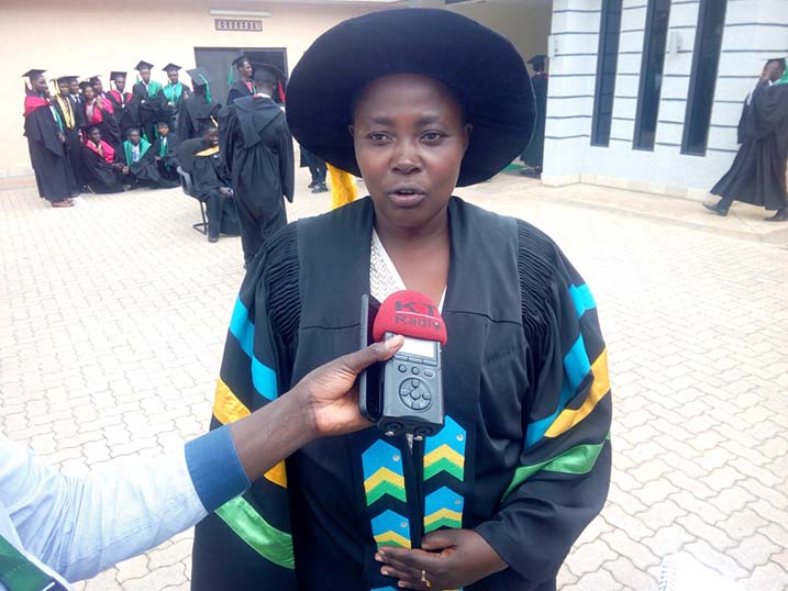 Dr Tumusabe yasabye abarahiye kuzaba inyangamugayo mu mwuga wabo.