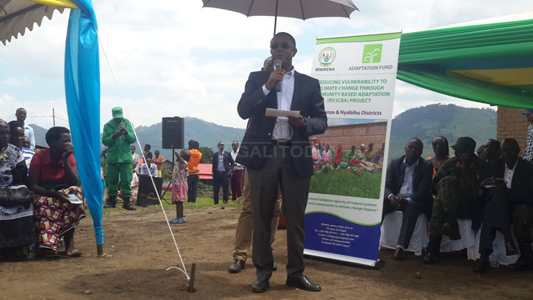 Dr Vincent Biruta yahamagariye abavanwe mu manegeka kubyaza umusaruro ibikorwaremezo begerejwe hafi yabo