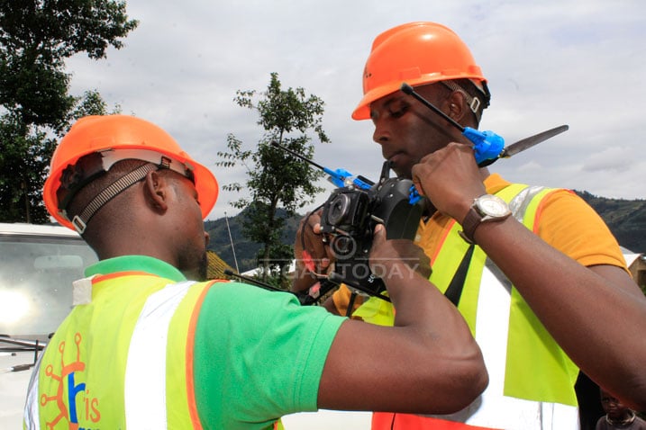 Abakozi b'ikigo cya CHARIS Company bayoboye ibikorwa by'igerageza rya Drone